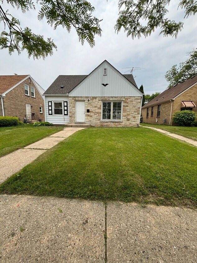 Foto principal - HUGE NICE 3BR SINGLE FAMILY HOME, PARKING,...