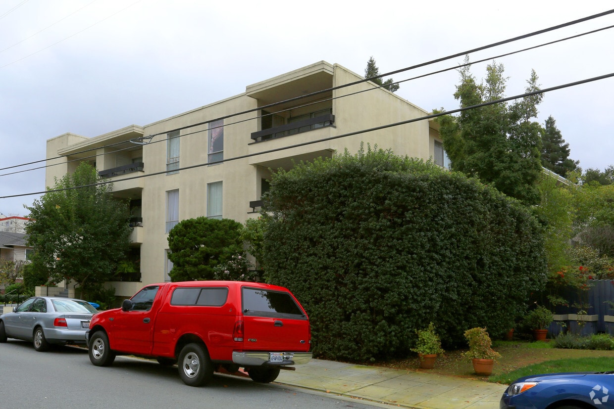 Building Photo - 131 Elm St