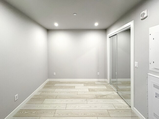 Photo du bâtiment - 110-18A 18a St NW