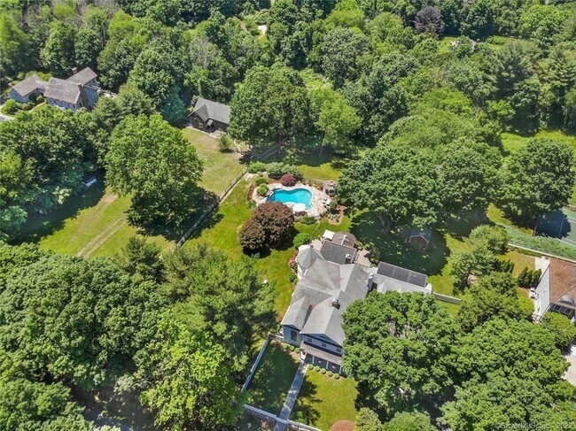 Foto del edificio - 2493 Redding Rd