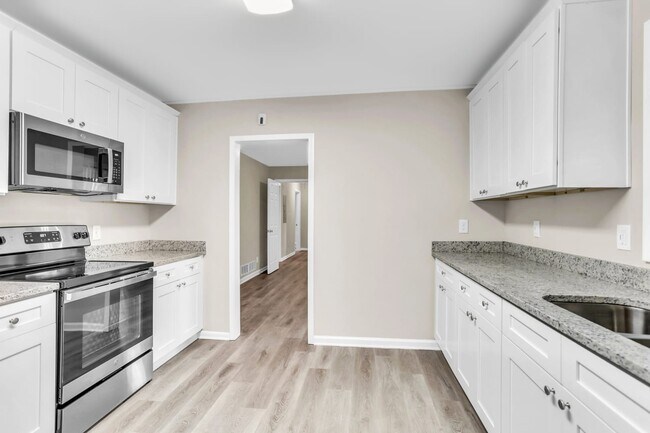 Building Photo - 3840 Redbud Ct Se