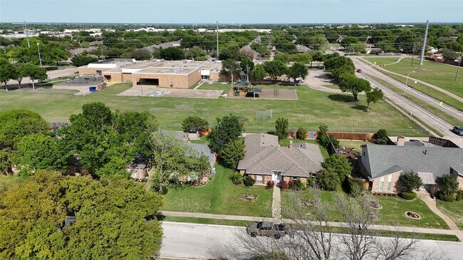 Foto del edificio - 613 Palomar Ln