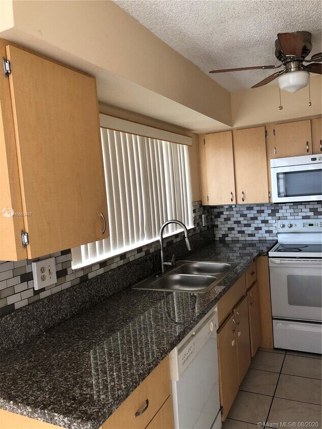 Foto principal - 2522 Coral Springs Dr