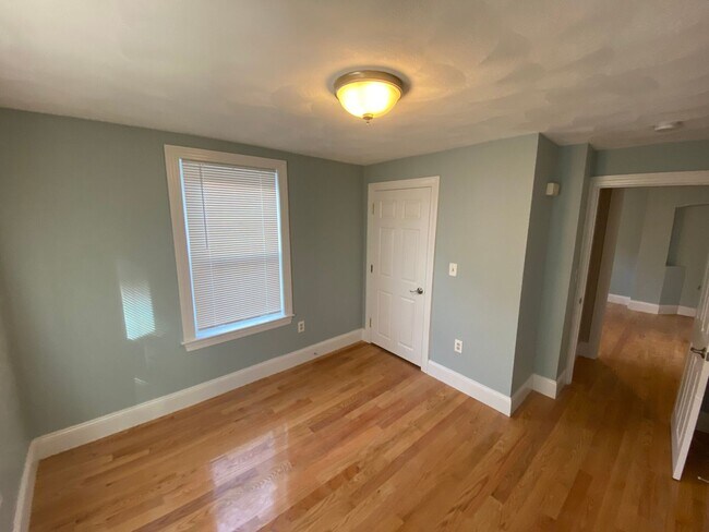 Building Photo - 9/1 Renovated 2BR in Davis Sq, w/d in unit...