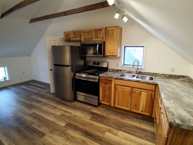 Style G1: 2 bedrooms / 1 bath, historic renovation, exposed beams and vaulted ceilings - 21 Depot St