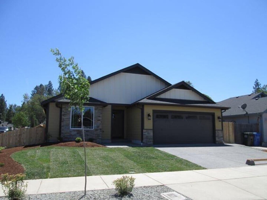 Primary Photo - 3BED2BATH - YARD, GARAGE, LAUNDRY HOOKUPS