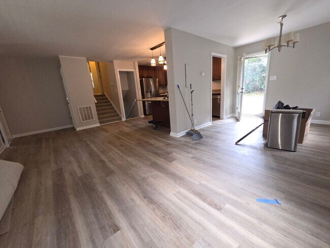 Foto del edificio - Renovated Kitchen, 3 BR / 3 BH home in Terry Sanford Area!