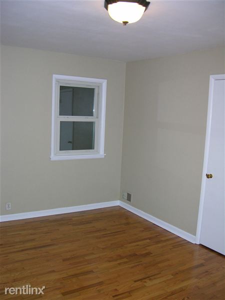 Building Photo - 203 E Oak St