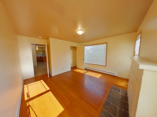 Building Photo - Campus 4 Bedroom