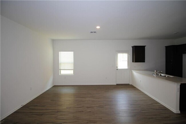 Building Photo - Single Family Charmer