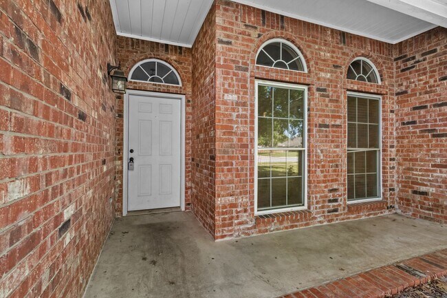 Foto del edificio - Bright & Beautiful 4 Bedroom Home with Fenced Yard and Modern Upgrades!