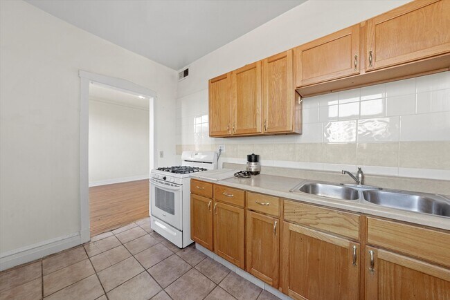 Building Photo - 1670 W Pratt Blvd