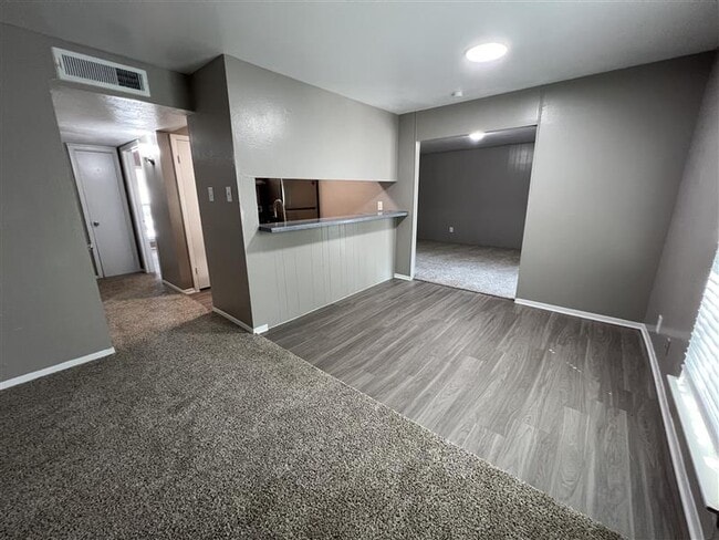 Building Photo - Trailwood Village Apartments