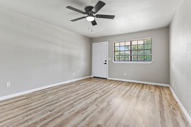 Building Photo - 1101 S Bouziden Dr