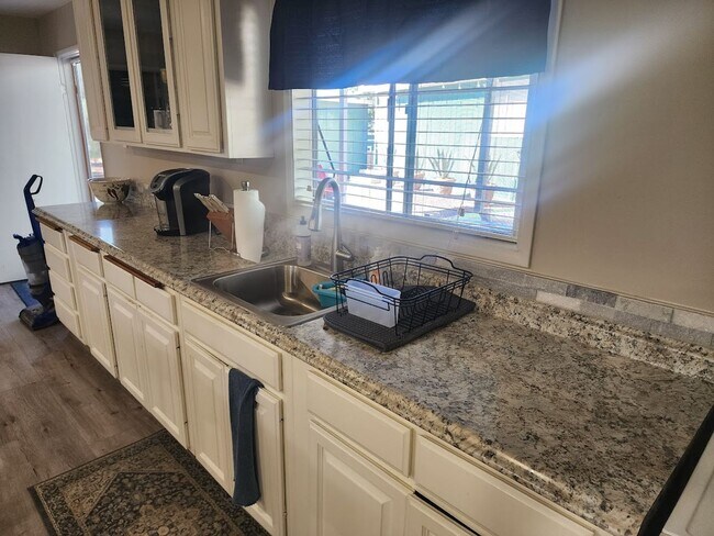 Foto del edificio - Beautiful Lower Level Studio apartment loc...