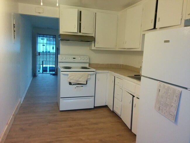 Foto del edificio - 3453 W Kenyon Ave