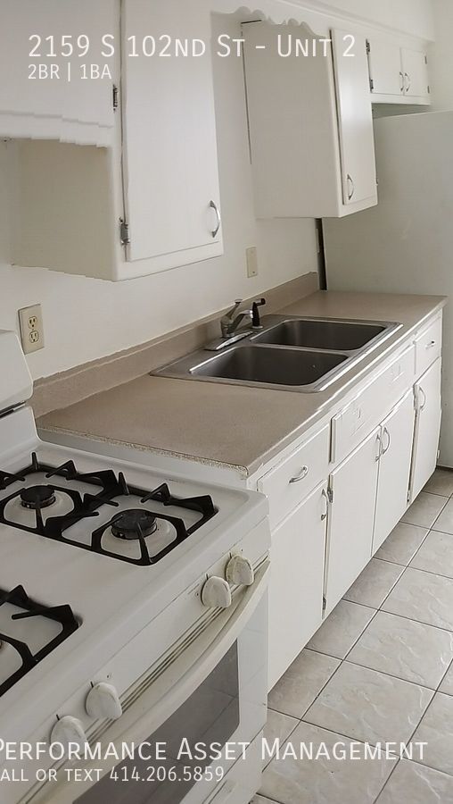 Building Photo - **Cozy 2BED/1BATH West Allis Apartment