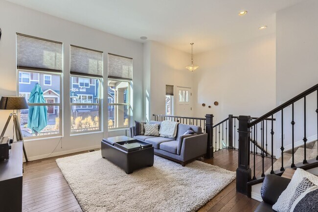 Foto del edificio - Spacious 2BDR Modern Townhome in Louisville