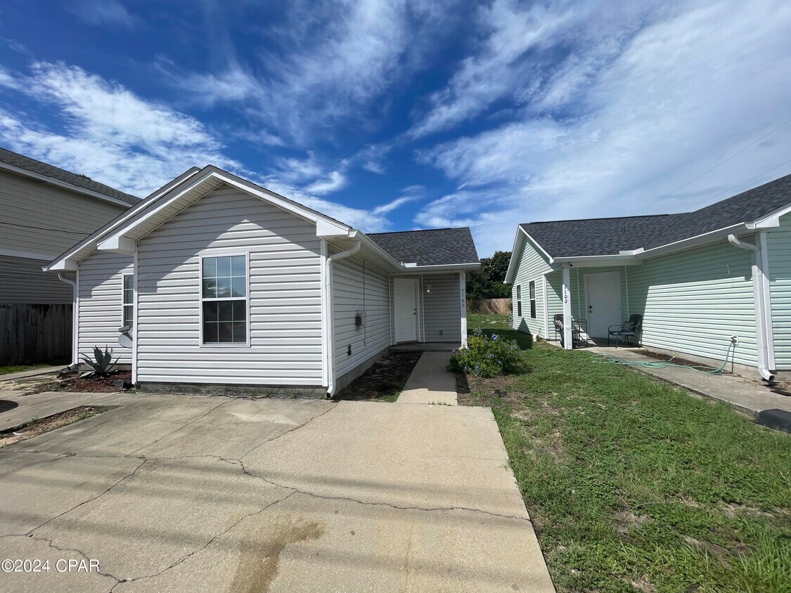 Primary Photo - 7106 N Lagoon Dr