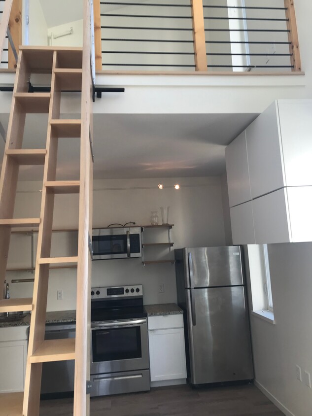 Kitchen with ladder to loft - 60 Parris St