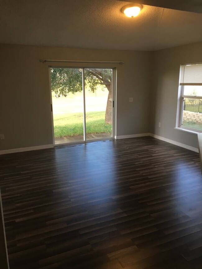 Foto del edificio - 15937 Wilkinson Dr