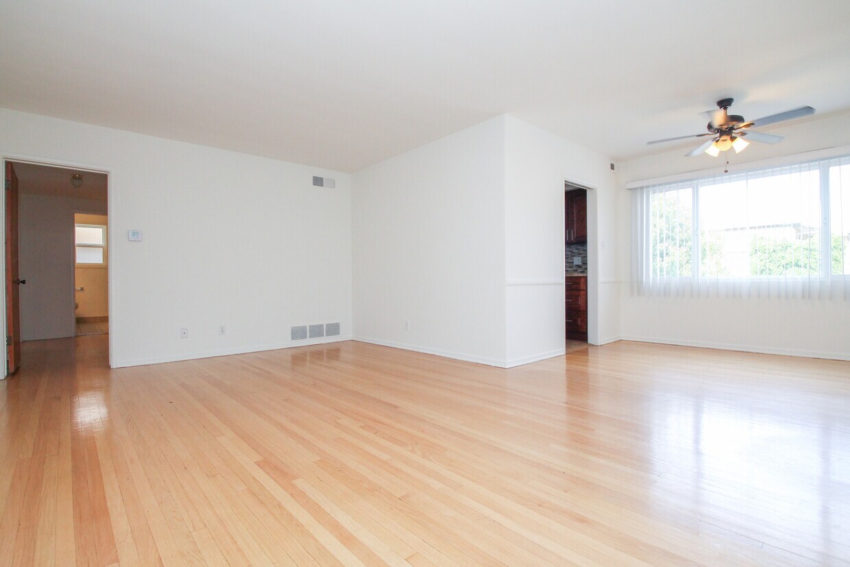 Primary Photo - 1033 S Holt Ave