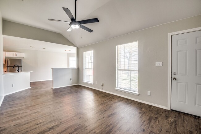 Building Photo - Coming Soon! 3 Bed 2 Bath House for Rent i...