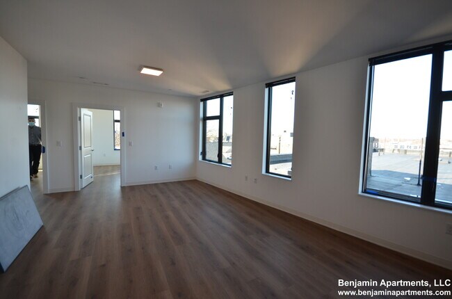 Building Photo - 89 Brighton Ave