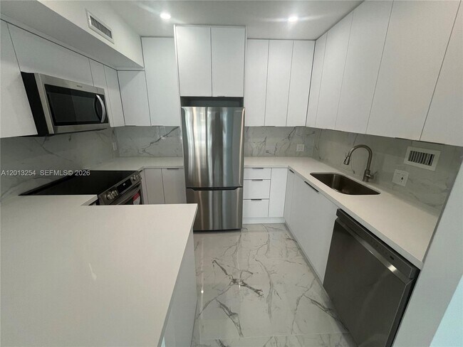 Building Photo - 3505 S Ocean Dr
