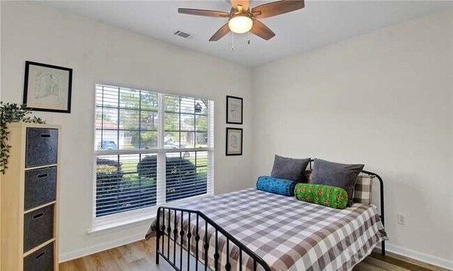 Foto del edificio - 121 Willow Point Cir