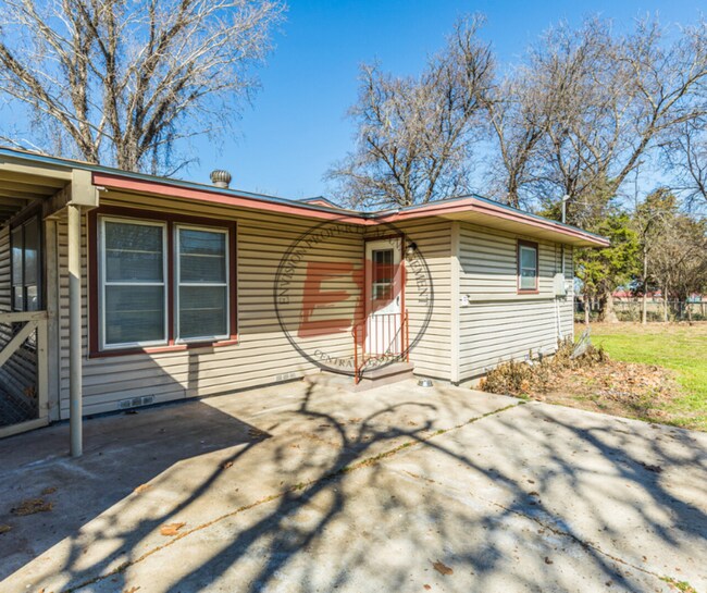 Foto del edificio - 817 Lawrence Dr