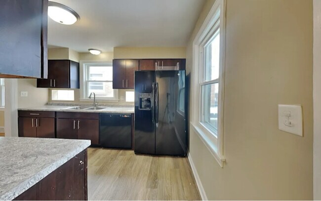 Foto del edificio - 5219 N Newcastle Ave