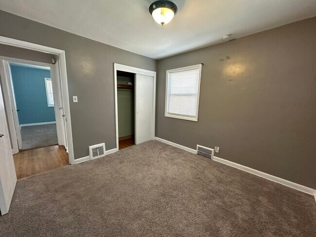 Building Photo - Charming 3 bedroom house