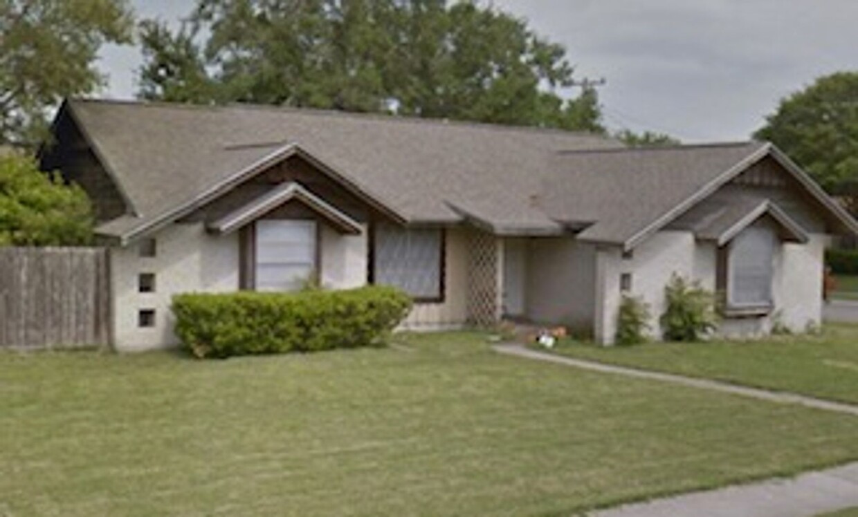 Primary Photo - Nice Corner home