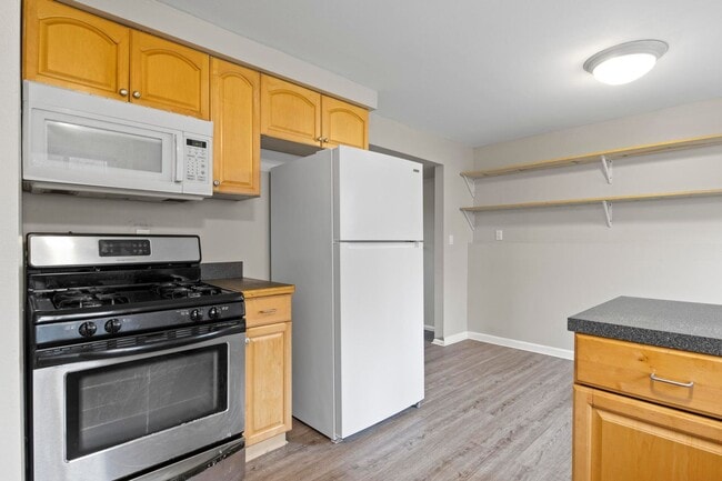 Building Photo - Hardwood Floors- Large Space - Garage
