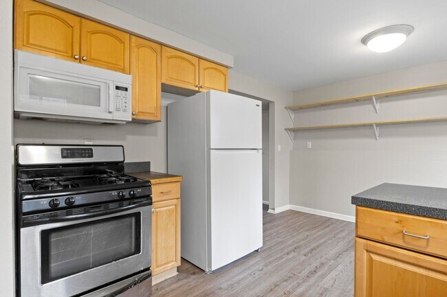 Foto del edificio - Hardwood Floors- Large Space - Garage