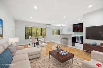 Building Photo - 2488 Beachwood Dr