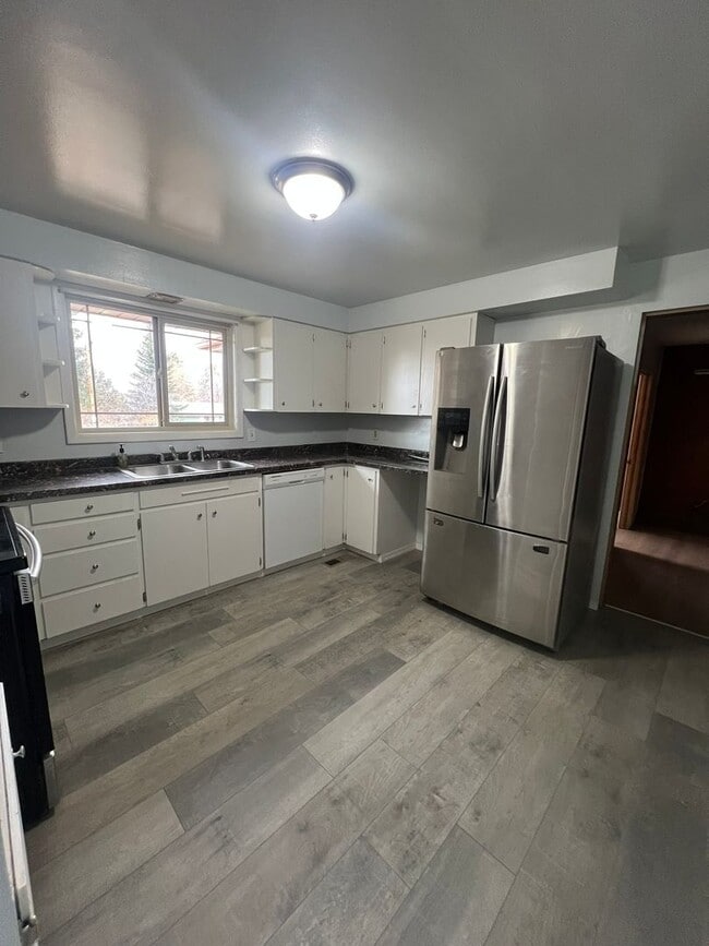 Building Photo - Newly Renovated 4 Bedroom, 2 Bathroom Home - Located in Moyina Heights!