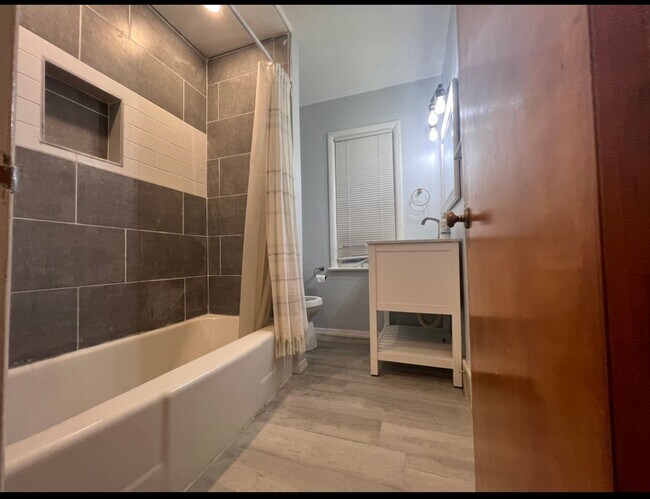 Foto del edificio - 13770 Cedar Rd