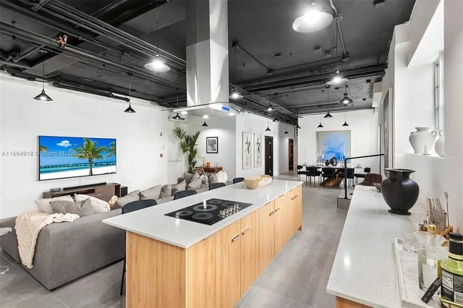 Building Photo - 2201 Collins Ave