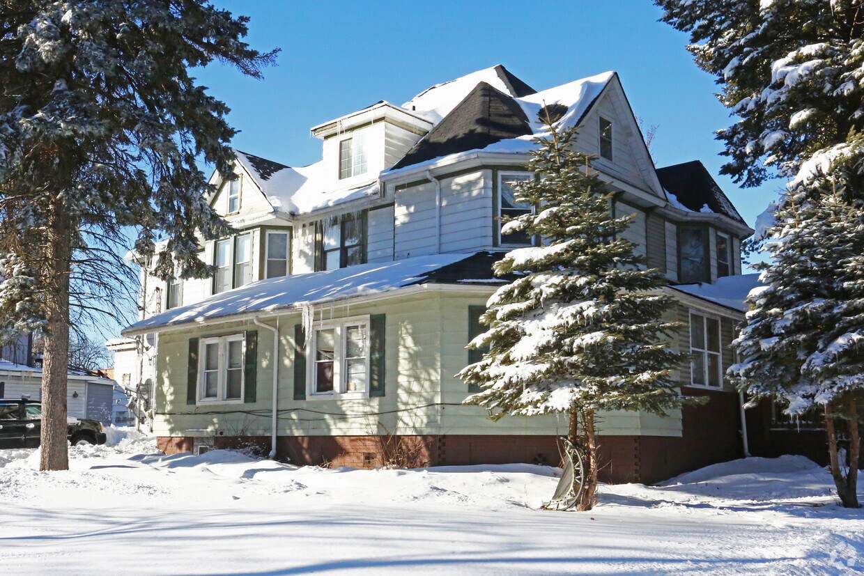 Primary Photo - 5 Unit Apartment Bldg