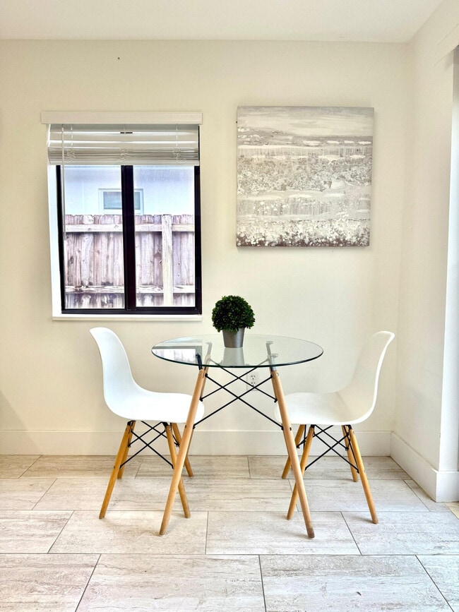 Foto del edificio - 1323 SW 22nd Ave