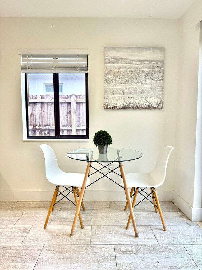 Building Photo - 1323 SW 22nd Ave