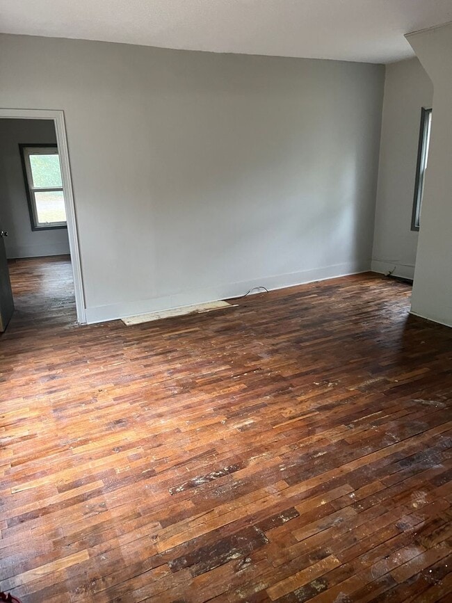 Building Photo - $1025 - 3 bed 1 bath - Single Family Home