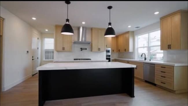 Building Photo - "Luxurious 3-Bed Oasis in Granite Bay with Elegant Finishes & Modern Comforts"