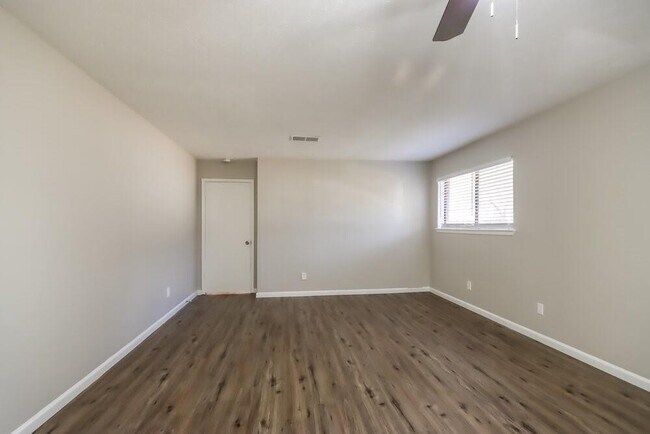 Foto del edificio - 2210 Dristone Dr