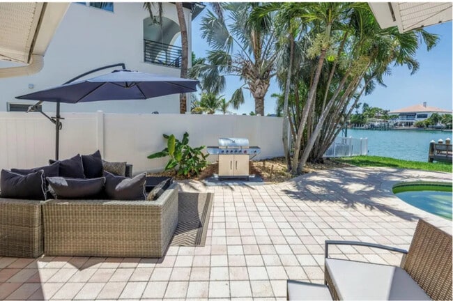 Building Photo - 10128 Yacht Club Dr