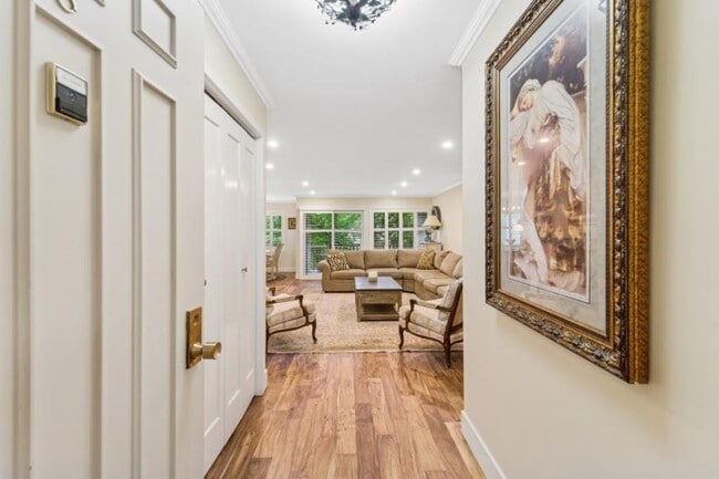 Building Photo - 2 bedroom in Bellevue WA 98004