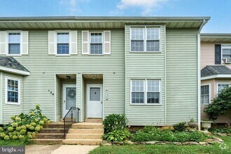 Building Photo - 132 E Green Valley Cir