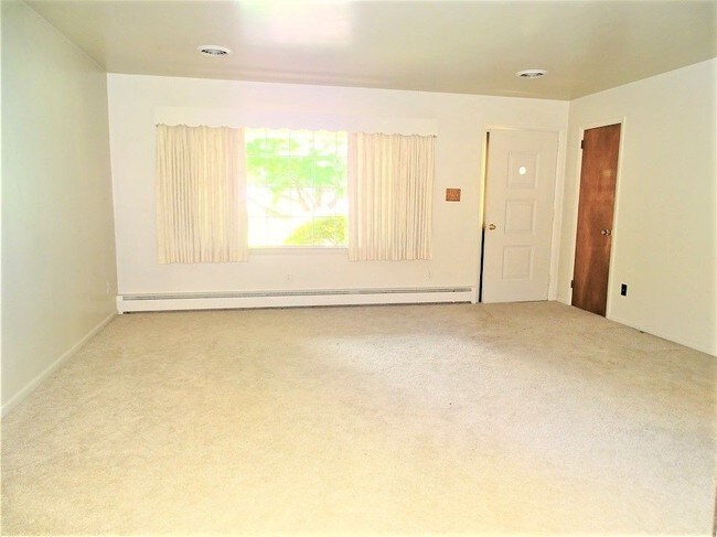 Building Photo - 821 School Ln